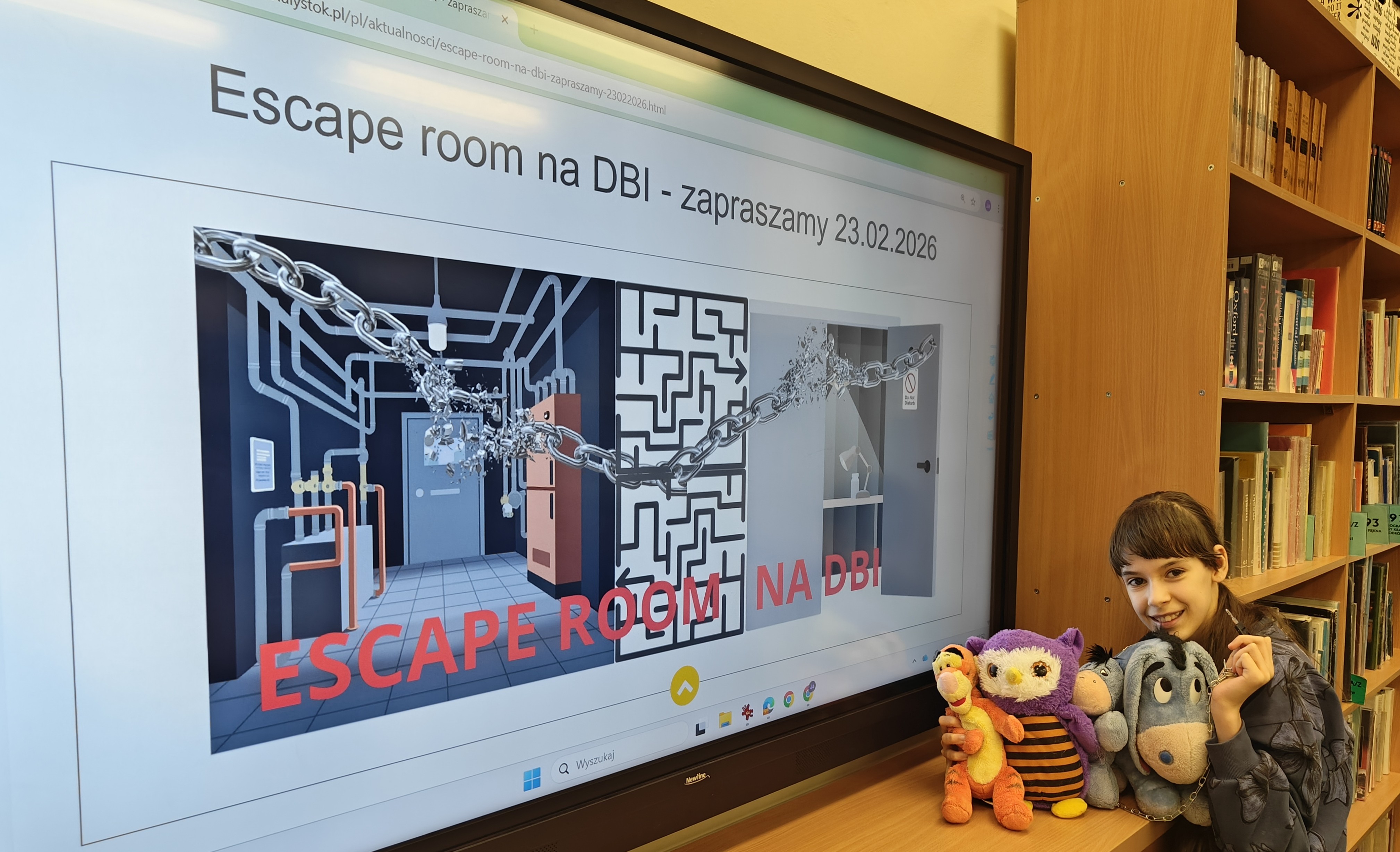 Uczestniczka zabawy pod ekranem z nazwą escaperoomu