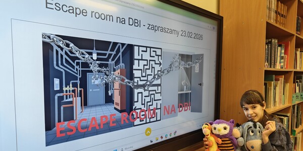 Uczestniczka zabawy pod ekranem z nazwą escaperoomu