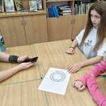 Uczniowie rozwiązują zagadki w escaperoomie (1a).jpg
