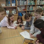 Uczniowie rozwiązują zagadki w escaperoomie (2).jpg