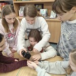 Uczniowie rozwiązują zagadki w escaperoomie (3).jpg