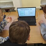 Uczniowie rozwiązują zagadki w escaperoomie (1c).jpg