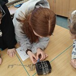 Uczniowie rozwiązują zagadki w escaperoomie (3a).jpg