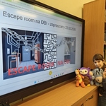 Uczniowie rozwiązują zagadki w escaperoomie (3c).jpg