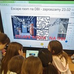 Uczniowie rozwiązują zagadki w escaperoomie (4).jpg