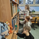 Uczniowie rozwiązują zagadki w escaperoomie (3b).jpg