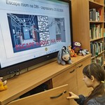 Uczniowie rozwiązują zagadki w escaperoomie (3f).jpg