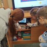 Uczniowie rozwiązują zagadki w escaperoomie (3g).jpg