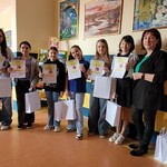 Laureaci konkursu fotograficznego w kategorii Literacki kadr pozują do zjęcia z Panią Wicedyrektor.jpg