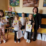 Najmłodsi laureaci konkursu fotograficznego z klas 1-3 pozują do zjęcia z Panią Wicedyrektor.jpg