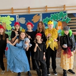 9a zespół teatralny Abrakadabra z opiekunem.jpg