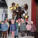 05 Zdjęcie grupowe przedszkolaków w kinie.jpg