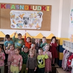 12 Zdjęcie grupowe przedszkolaków przy plakacie Zwierzęta Simony Kossak.jpg