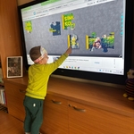 18 Chłopiec układa puzzle na ekranie interaktywnym (2).jpg