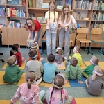22 Dziewczynki prezentują dzieciom ksiązki napisane przez Simonę Kossak.jpg