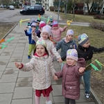 27 Dzieci na spacerze z kolorowymi gałązkami witają wiosnę.jpg