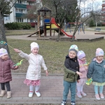 26 Dzieci na spacerze z kolorowymi gałązkami witają wiosnę.jpg