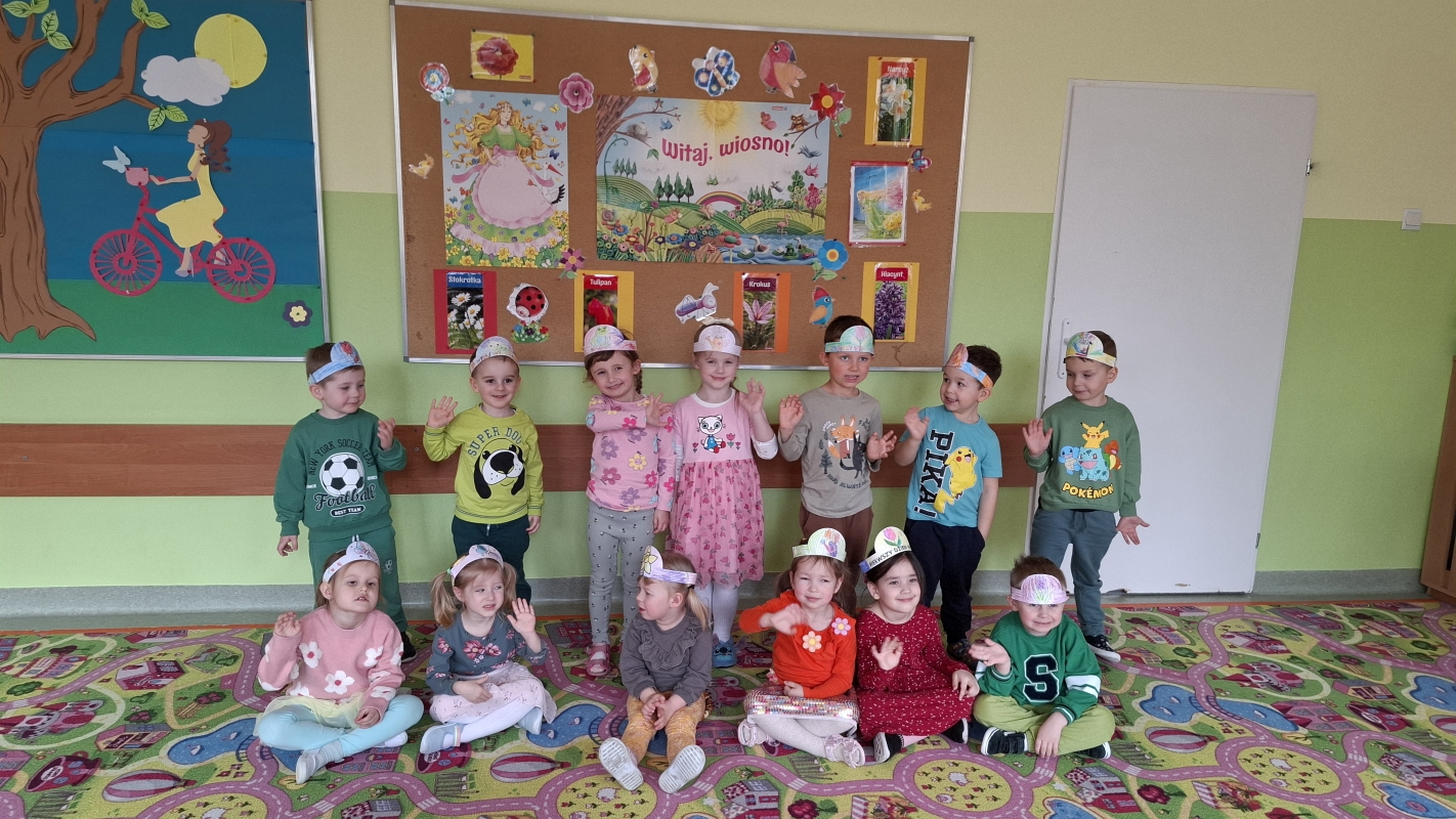 28 Zdjęcie grupowe przedszkolaków w wiosennych opaskach na głowach.jpg