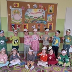 28 Zdjęcie grupowe przedszkolaków w wiosennych opaskach na głowach.jpg