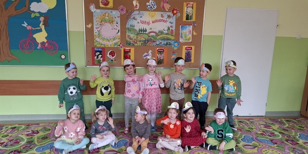 28 Zdjęcie grupowe przedszkolaków w wiosennych opaskach na głowach.jpg
