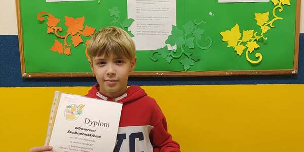 Chłopiec trzyma dyplom oraz nagrodę, którą otrzymał w konkursie..jpg