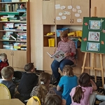 Zajęcia biblioterapeutyczne w świetlicy - nauczycielka czyta  dzieciom (3).jpg
