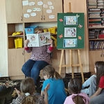 Zajęcia biblioterapeutyczne w świetlicy - nauczycielka czyta  dzieciom (1).jpg