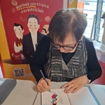 5 - Renata Piątkowska podpisuje książki (2).jpg