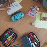 Dzieci w świetlicy przygotowują laurki (2).jpg