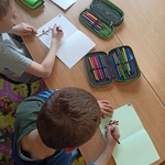 Dzieci w świetlicy przygotowują laurki (1).jpg