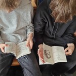 Spotkanie z U Gajdowską - uczniowie oglądają książki.jpg