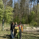uczniowie sprzątają Las na Pietraszach 7.jpg