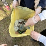 uczniowie sprzątają Las na Pietraszach 5.jpg
