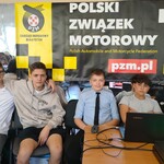 03 Na tle baneru PZMotu zespół uczniów obsługujących nagłośnienie.jpg