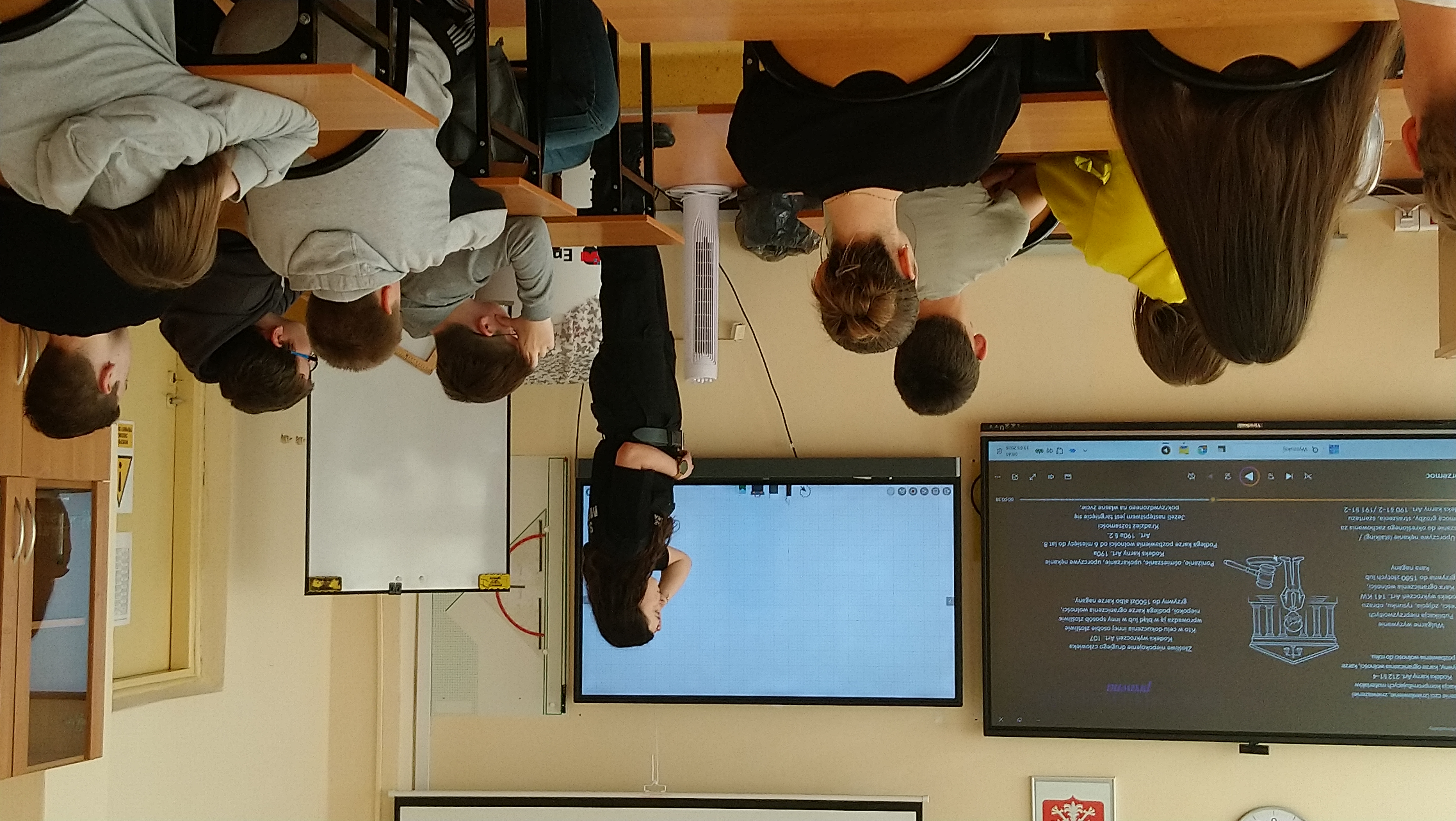 udział uczniów klasy 8b w zajęciach prowadzonych przez pracownika Straży Miejskiej w Białymstoku  - przemóc cyberprzemoc 3.JPG