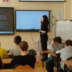 udział uczniów klasy 8b w zajęciach prowadzonych przez pracownika Straży Miejskiej w Białymstoku  - przemóc cyberprzemoc 3.JPG