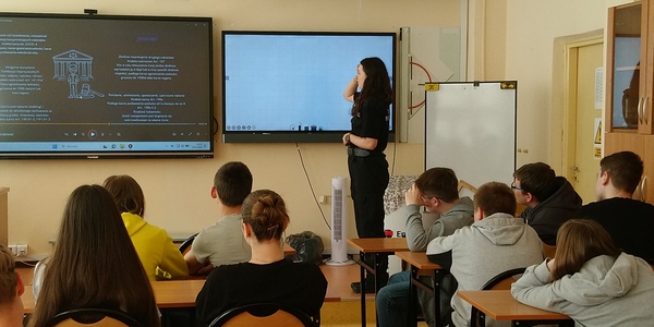udział uczniów klasy 8b w zajęciach prowadzonych przez pracownika Straży Miejskiej w Białymstoku  - przemóc cyberprzemoc 3.JPG