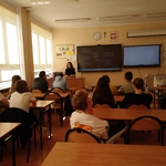 udział uczniów klasy 8b w zajęciach prowadzonych przez pracownika Straży Miejskiej w Białymstoku  - przemóc cyberprzemoc.JPG