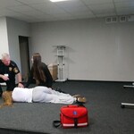 uczniowie 8d- zajęcia z pracownikami Straży Miejskiej - pierwsza pomoc (2).JPG