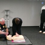 uczniowie 8b- zajęcia z pracownikami Straży Miejskiej - pierwsza pomoc (1).JPG