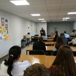 uczniowie 8b- zajęcia z pracownikami Straży Miejskiej - pierwsza pomoc (2).JPG