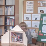Tydzień bibliotek - nauczycielka prezentuje teatrzyk kamishibai.jpg