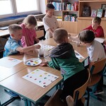 Dzieci wykonują prace plastyczne (2).jpg