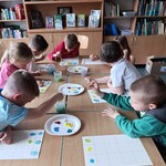 Dzieci wykonują prace plastyczne (1).jpg