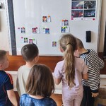 dzieci dopasowują karty planet do ich opisów.jpg