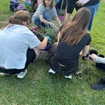 Uczniowie sadzą kwiatki 02.jpg