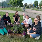 Uczniowie sadzą kwiatki 05.jpg