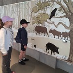 Dzieci zwiedzają muzeum (2).jpg