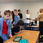 Spotkanie uczniów ze Stażnikiem Lasu Strażakiem OSP Klepacze i przekazanie Laurek w ramach akcji GigaLaurka 2.jpg