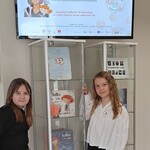 Rozczytane Podlaskie uczennice z wystawką książek Mai Strzałkowskiej.jpg